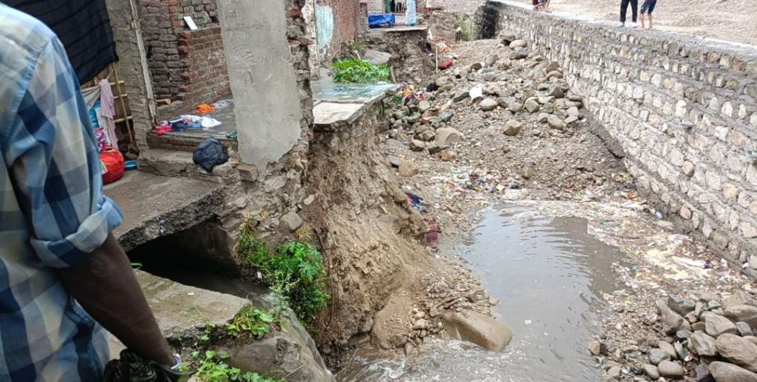 कोटद्वार में आज पहली बारिश से ही लोगों के घर बहना शुरू। नदी किनारे चिन्हित हुए अतिक्रमण अब तक नहीं हटाए गए