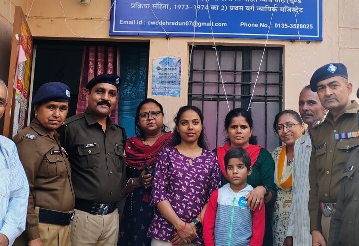 देहरादून में घरवालों से बिछड़े बच्चे को पुलिस ने परिजनों तक पहुंचाया, ऑपरेशन स्माइल अभियान लगातार जारी