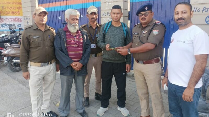 कोटद्वार ट्रैफिक पुलिस ने खोया हुआ मोबाइल वापस पहुंचाया, पेश की ईमानदारी की मिशाल