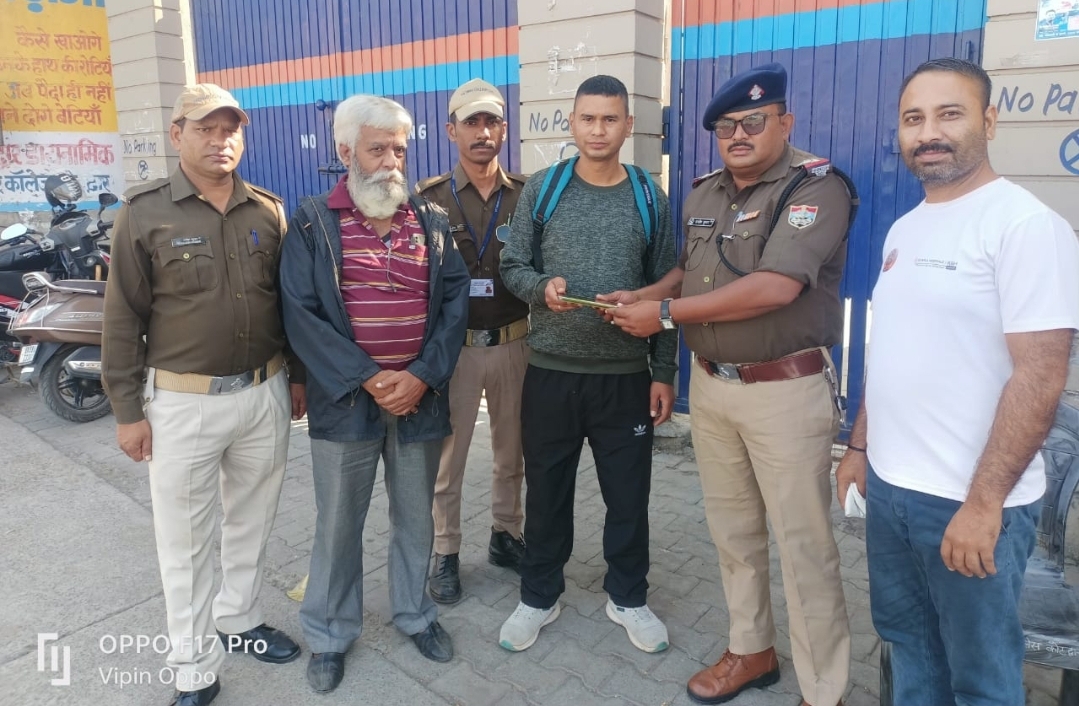 कोटद्वार ट्रैफिक पुलिस ने खोया हुआ मोबाइल वापस पहुंचाया, पेश की ईमानदारी की मिशाल