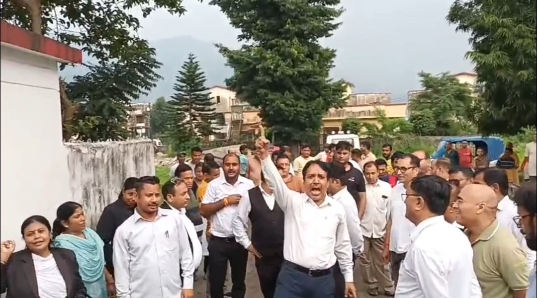 कोटद्वार में सुखरो देवी मंदिर समिति की संपत्ति सील, इसी विवाद में तहसील में SDM के खिलाफ प्रदर्शन। जानिए पूरा मामला