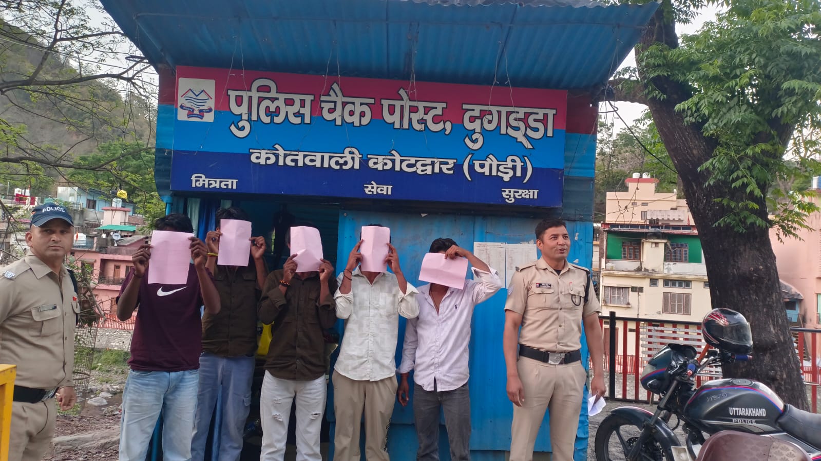 कोटद्वार पुलिस ने नदी किनारे शराब पीकर हुड़दंग करने वालों पर की कार्यवाही