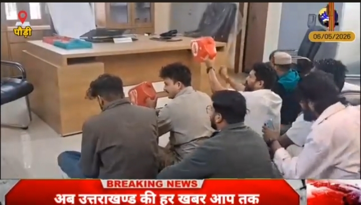 पौड़ी नगर में बूंद बूंद पानी को तरसे लोग। खाली डब्बे, बाल्टी बजाकर की नारेबाजी