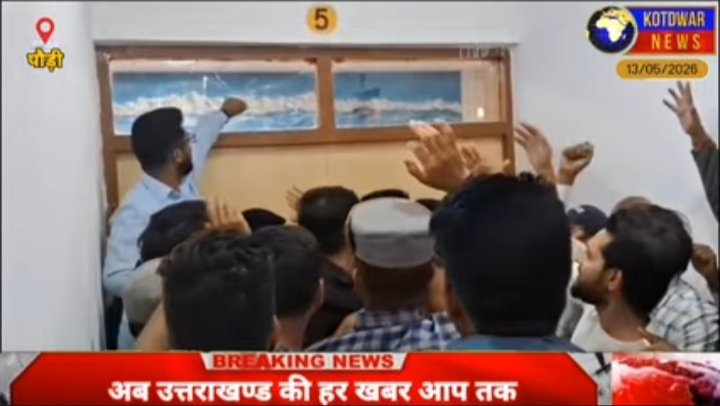 पौड़ी में कैबिनेट मंत्री सतपाल रावत उर्फ महाराज का जोरदार विरोध, मीटिंग हॉल का शीशा भी फोड़ा