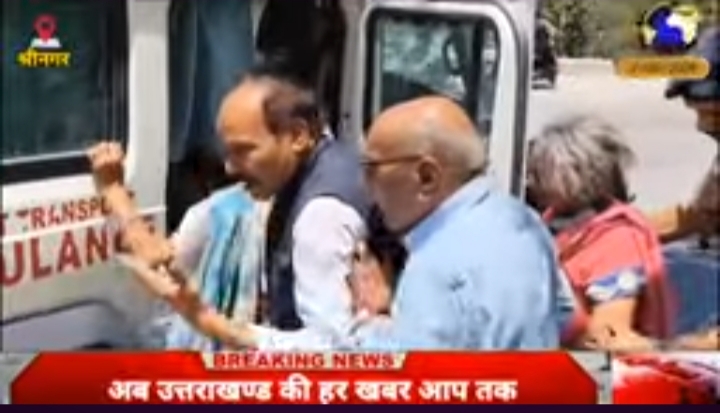 पौड़ी जिले में श्रद्धालुओं का वाहन पलटा। पुलिस ने तत्काल किया राहत कार्य, अस्पताल पहुंचाया