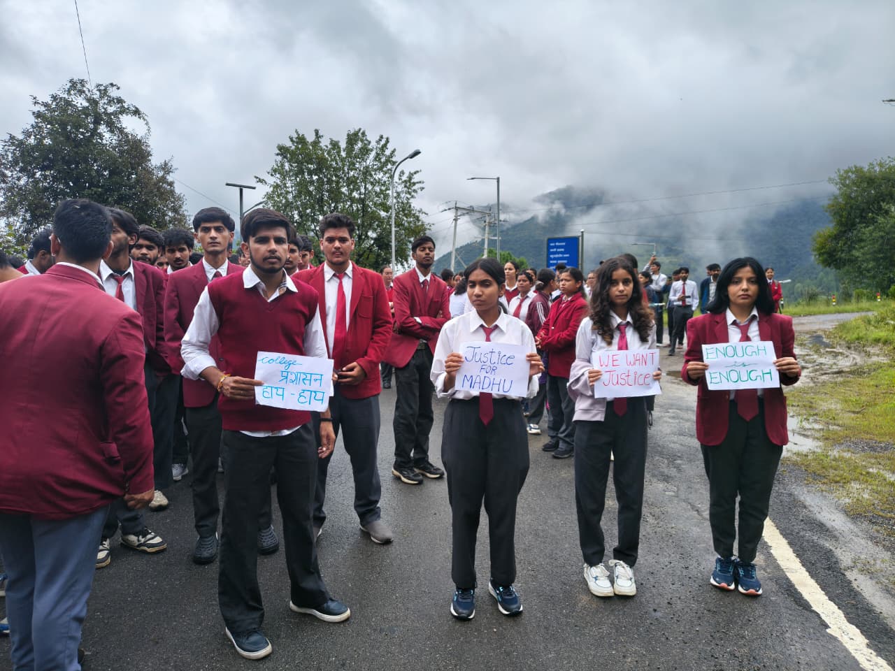 पौड़ी जिले में छात्रा की मौत के बाद साथी छात्रों में फूटा गुस्सा। लापरवाही के आरोप