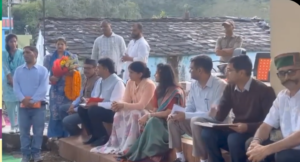 दुगड्डा पहुंची DM स्वाति भदौरिया। बुजुर्गों का जाना हाल,मिला आशीर्वाद।सुनी समस्याएं
